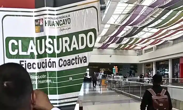 Cierran Real Plaza Huancayo debido a problemas estructurales en el techo.