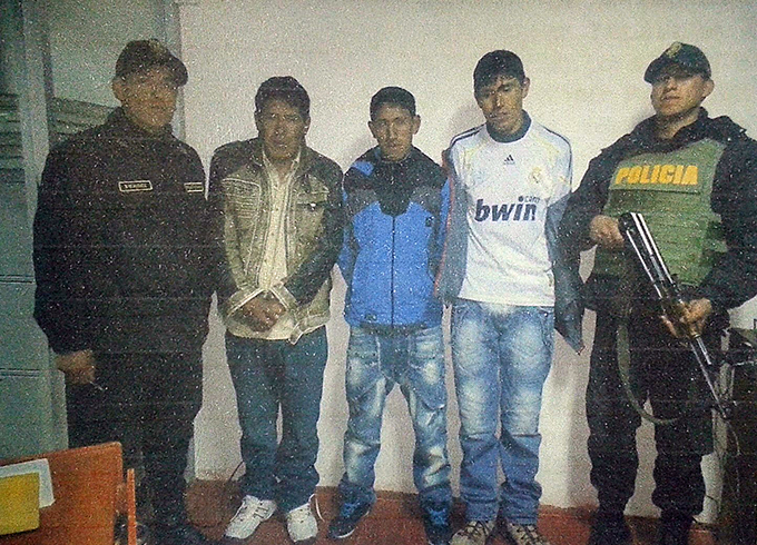 Detienen a tres hermanos por agredir a policías