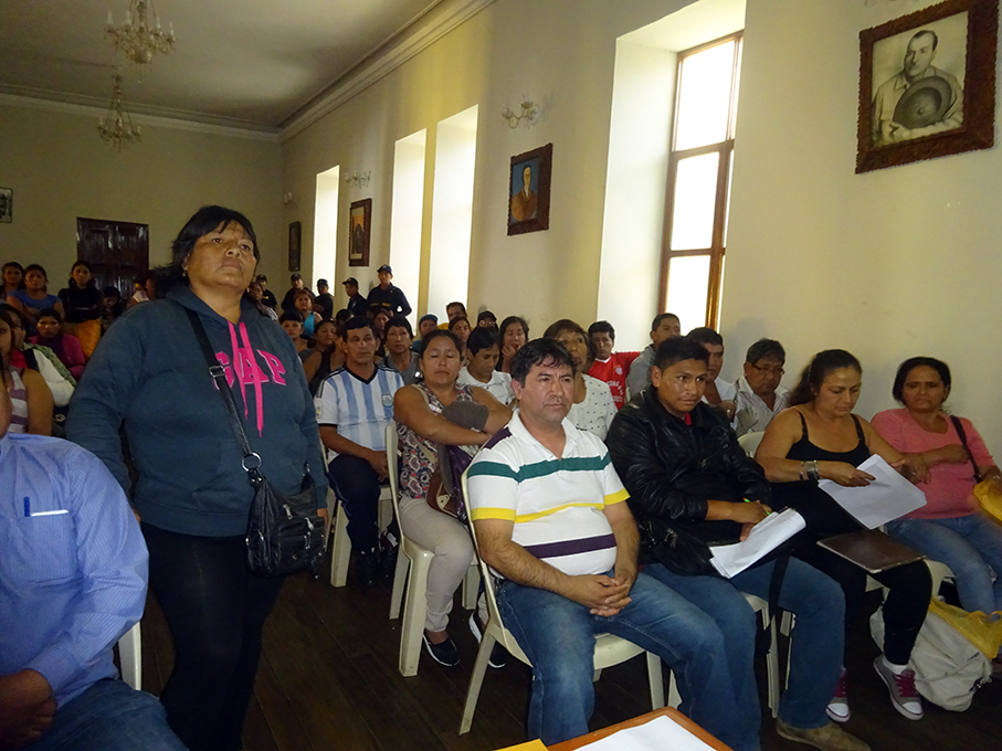 Comerciantes se enfrentan por puestos en feria