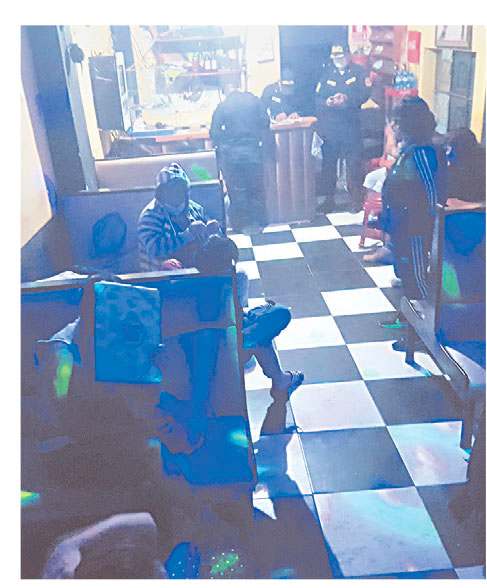 Clausuran bar clandestino que brindaba servicios de damas de compañía