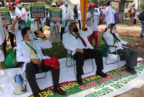 Médicos de EsSalud piden salida de Molinelli con huelga de hambre