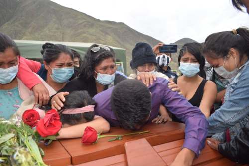 Con gritos de justicia y llanto reciben restos de “Jackiel” procedente de Colombia