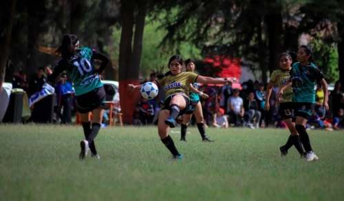 Torneo de fútbol femenino comienza en Tingo María