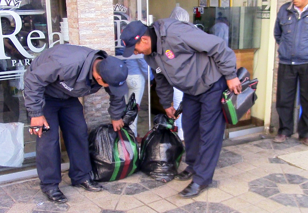 Decomisan alimentos y enseres en mal estado