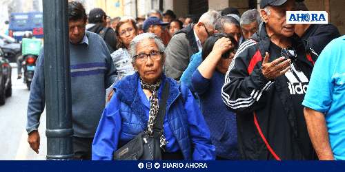 Fonavistas soportan frío y largas colas por su devolución