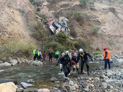 Bus cae al abismo y deja 33 muertos y 35 heridos