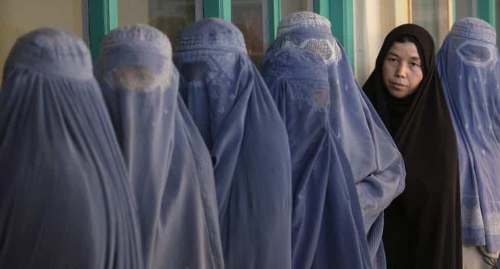 Talibanes aprueban ley brutal contra mujeres y niños