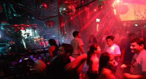 Aseguran que establecimientos con licencia de restobar funcionan como discotecas