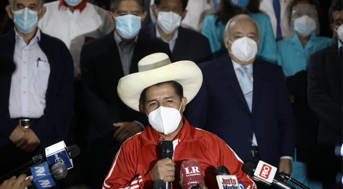 Castillo: "Voy a demostrar lealtad a mi patria respetando esta Constitución"