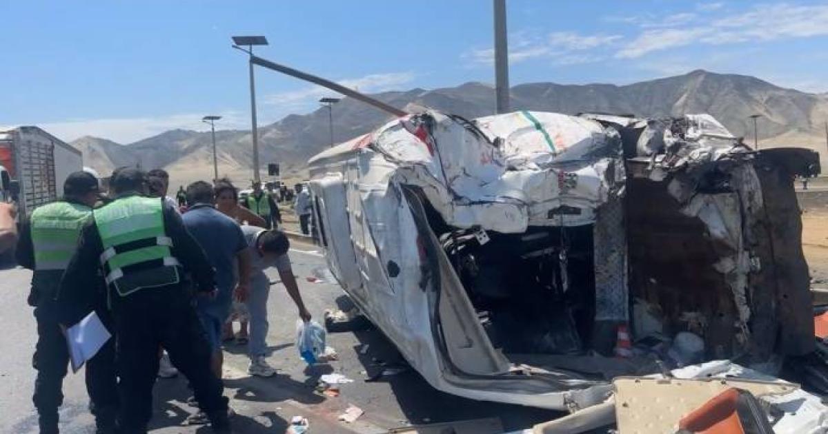 Vuelco de camión pesado en Panamericana Norte cerca de óvalo Tortugas, Casma