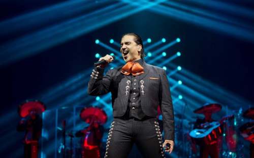 Alejandro Fernández: “Estar de regreso en un escenario, cantando a una sola voz con miles de 'fans', fue muy conmovedor"