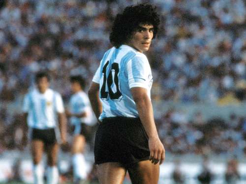 'Sueño bendito' una serie que honra la vida de Diego Armando Maradona, el futbolista más popular de Argentina