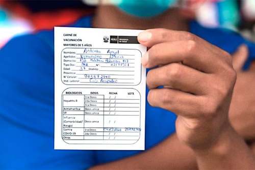 Investigan a inescrupulosos que están negociando con supuestas tarjetas de vacunación