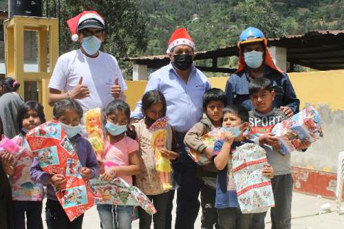 Niños de Huarapa recibieron regalos de trabajadores de Electrocentro
