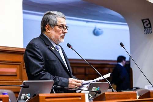Comisión de Ética aprueba investigación de oficio contra Ernesto Bustamante por comentarios machistas