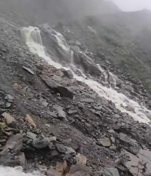 Huayco de gran magnitud interrumpe vía clave entre sierra y selva en Huamalíes