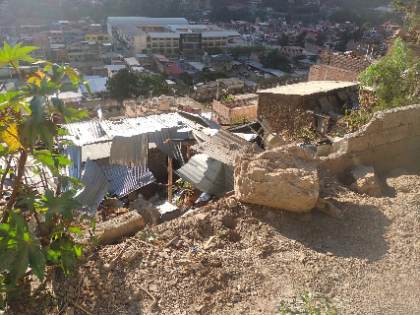 Diario Ahora informa desde Ambo: continúa caída de piedras tras el deslizamiento