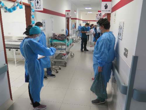 Médicos del Valdizán usan hoja de sierra de construcción para cortar yeso