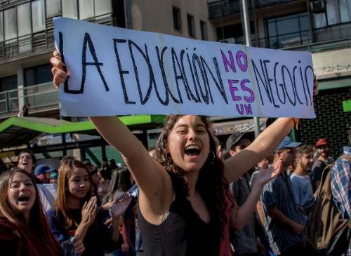 Jóvenes a la calle exigiendo sus derechos