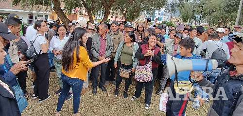 Gritan “vacadora” a congresista Sigrid Bazán en el parque Virgen del Carmen