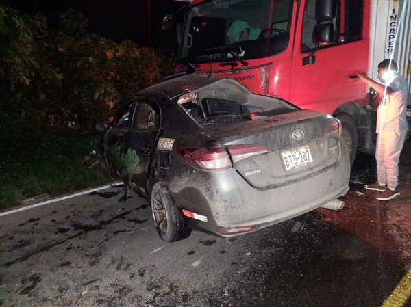 Tres muertos deja violento choque de automóvil con camión