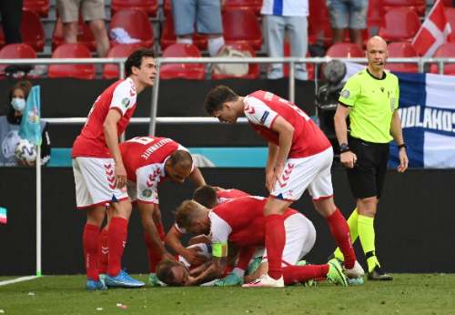 Christian Eriksen se desploma en pleno duelo