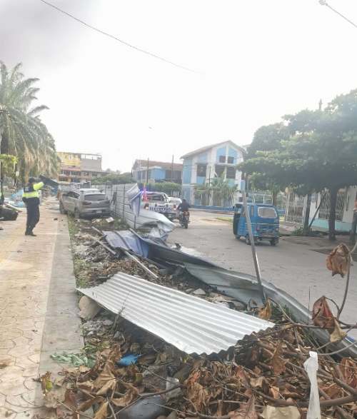 Conductor presuntamente ebrio choca vehículo contra cerco de obra en la Alameda Perú
