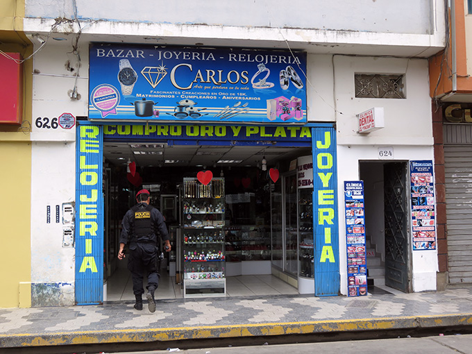 Falsos clientes de hotel hacen forado para robar joyería