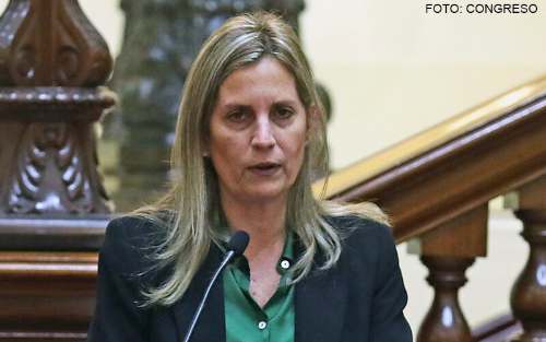 Tildan de racista a María del Carmen Alva por hablar de "blancos e indios"