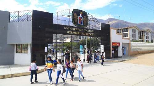 Sentencian a catedrático por pedir coima y favores sexuales a una alumna