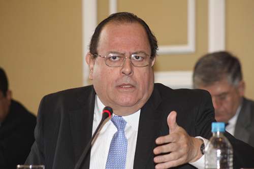 Velarde: Incertidumbre y desconfianza genera alza del dólar en Perú