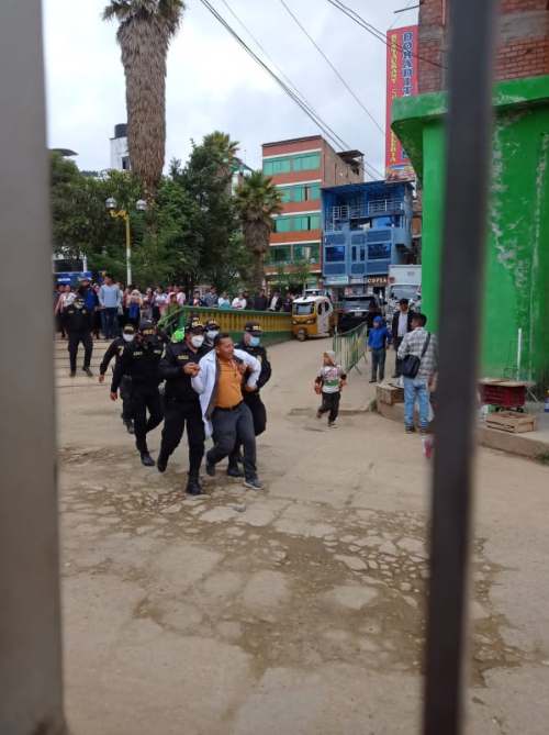 Excongresista fue intervenido acusado de generar temor por vacunas contra el COVID-19