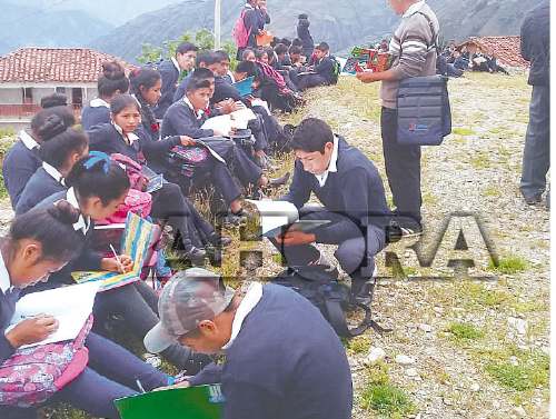 Escolares amenazados por talud  estudian al aire libre en Huacaybamba