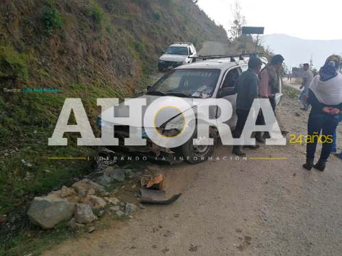 Transportista muere tras colisionar y caer a barranco