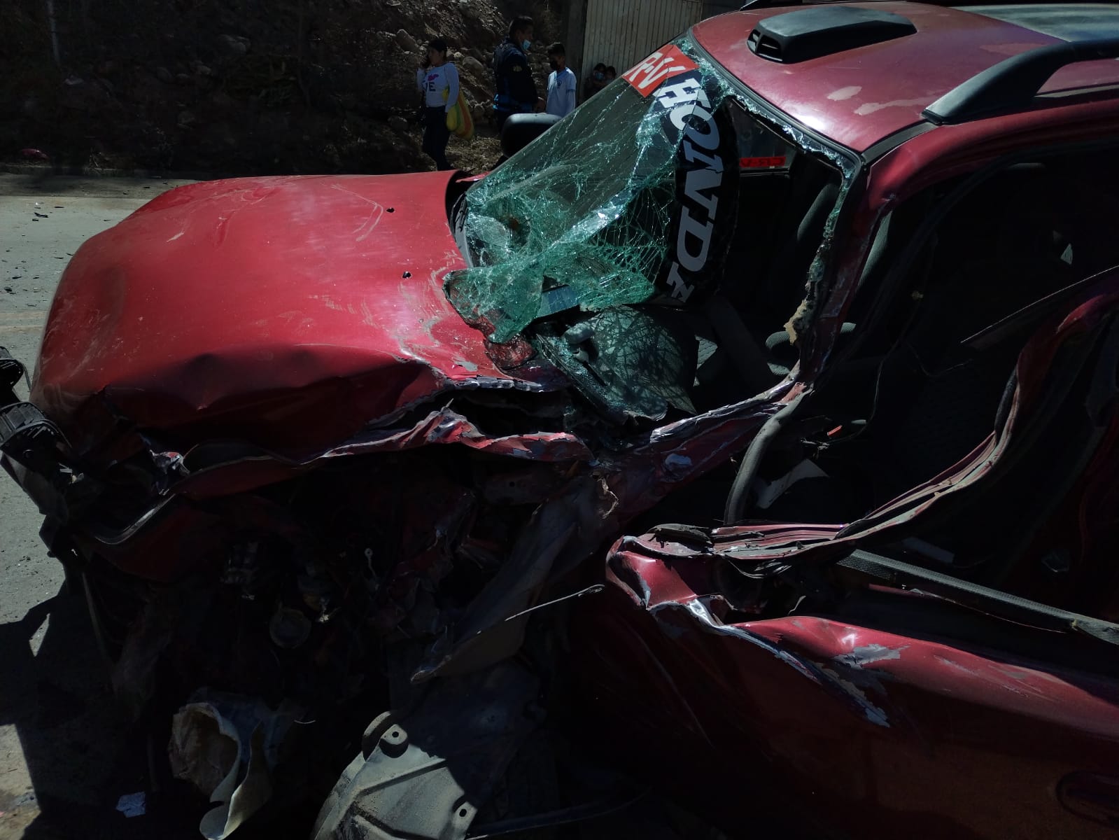 Hombre resultó herido tras choque entre camioneta y camión en Pillco Marca