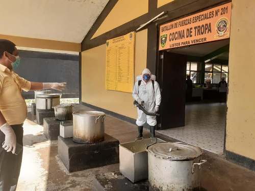 Regidores de Amarilis fumigan gratis cuartel, comisaría y calles