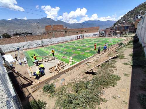 Amarilis: Avanza instalación de grass sintético en el sector cinco de San Luis