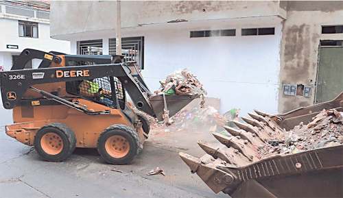 Multarán a vecinos por depósito de materiales de construcción en la vía pública