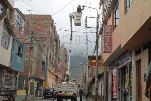 Electrocentro instala 41 luminarias LED en el jirón Tarapacá