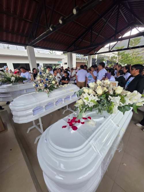 Multitud acompaña último adiós a tres hermanos fallecidos en tragedia vial