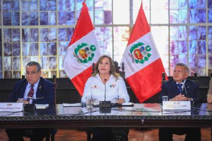 Dina Boluarte defiende a Adrianzén y pide al Congreso no politizar la masacre en Pataz