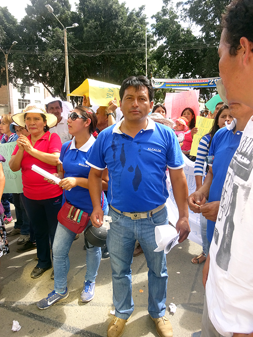 En trifulca, lanzan huevos a alcalde de Llicua