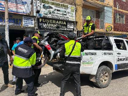 Retiran vehículos abandonados del frontis de Essalud en operativo conjunto de Amarilis y Huánuco