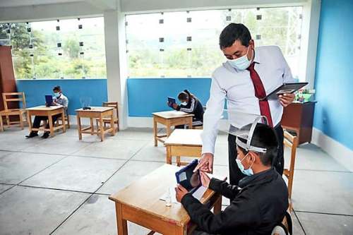 <strong>Gobierno anuncia aumento salarial para docentes y el regreso del curso de educación cívica</strong>