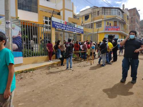 Protestan con ataúd de bebé en centro de salud de Pillco Marca