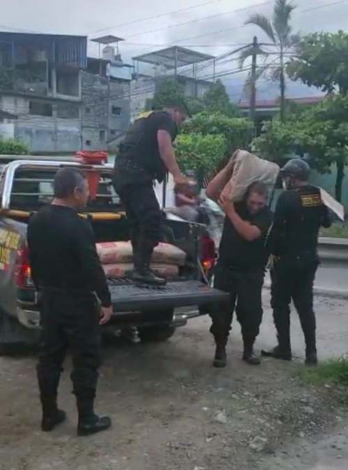 Serenos dejan sus labores de seguridad ciudadana y hacen de cargadores