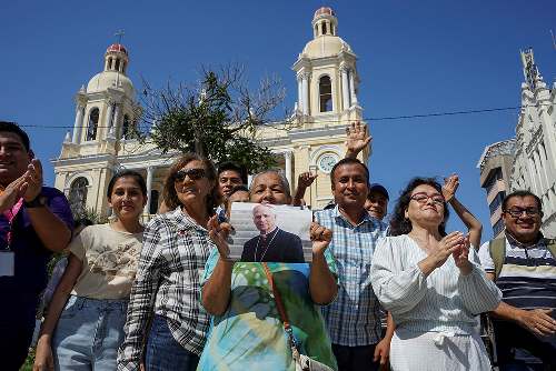 ¿Qué motivó a Roberto Prevost a obtener la nacionalidad peruana conseguir brevete y preferir el español a su lengua materna