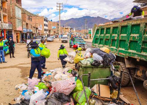Municipales de Amarilis limpiaron calles afectadas por el paro