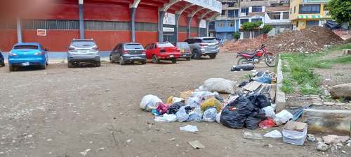 Basural en la entrada del Coliseo 15 de Agosto indigna a vecinos y deportistas