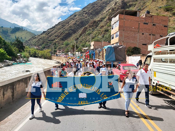 Padres y profesores marchan por buen inicio del año escolar